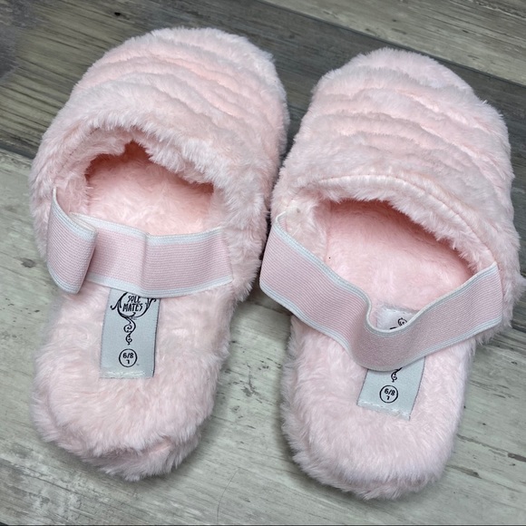 NEW Plush Pink Faux Fur Slippers 💖 - Picture 2 of 3